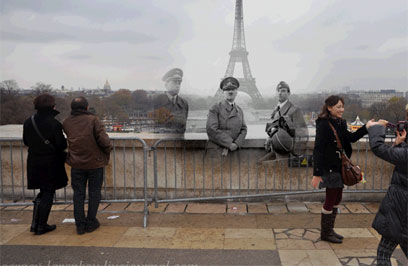 היטלר במגדל אייפל, פריז 1940 ()