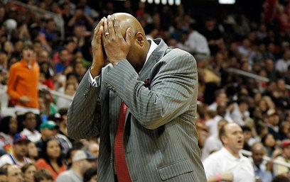 מייק וודסון תופס את הראש. האקסית לא התחשבה במאמן הניקס (צילום: AP) (צילום: AP)
