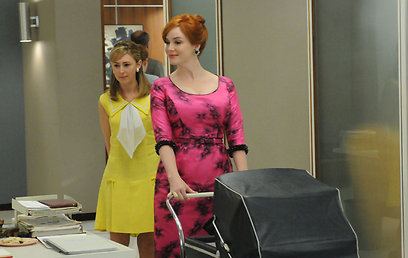 ג'ואן והעגלה בפרק הפתיחה של "מד מן" 5. התינוק כמשל (צילום: AMC) (צילום: AMC)