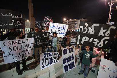 ישראלים נגד הטבח בסוריה, אמש (צילום: מוטי קמחי) (צילום: מוטי קמחי)