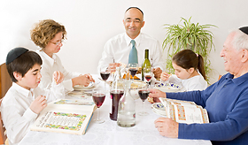 משפחה לא בוחרים, אבל אולי כן ליד מי יושבים סביב שולחן הסדר. זה תלוי במזל (צילום: shutterstock)