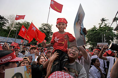 "ניצחנו! ניצחנו!", תומכיה של סו צ'י חוגגים את הישגה בבחירות (צילום: AP) (צילום: AP)
