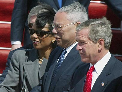הממשל דחף למלחמה בעיראק? בוש, פאוול ורייס ב-2003 (צילום: Gettyimages) (צילום: Gettyimages)