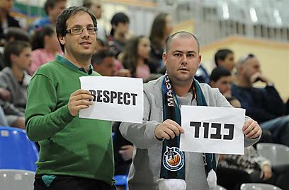 אוהדי מכבי חיפה קיוו לשמירה על הכבוד, גם הפעם זה לא הלך (צילום: ראובן כהן) (צילום: ראובן כהן)