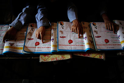הלימודים בבתי"ס הציבוריים עולים שני דולרים לחודש. תלמידים פקיסטנים (צילום: AP) (צילום: AP)