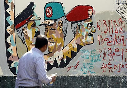 כתובות גרפיטי בגנות המשטר הצבאי במצרים, קהיר (צילום: רויטרס) (צילום: רויטרס)