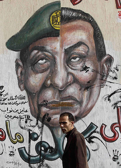 כתובות גרפיטי בקהיר נגד טנטאווי, כממשיכו של מובארק (צילום: רויטרס) (צילום: רויטרס)