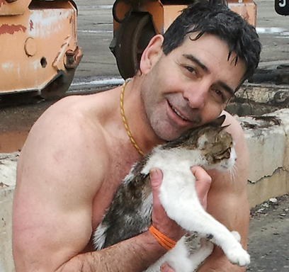 אבי קוזי והחתולה ג'אן ג'אן לאחר החילוץ מהים (צילום: אריק דהן) (צילום: אריק דהן)