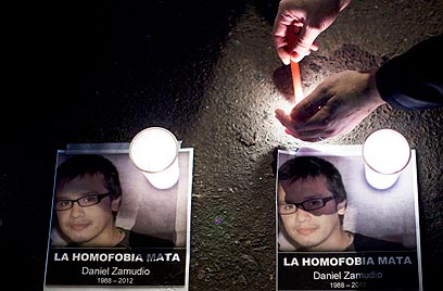 מדליקים נרות לזכר דניאל בצ'ילה (צילום: AP) (צילום: AP)
