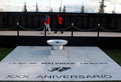 אנדרטה לחללי מלחמת פוקלנד בארגנטינה (צילום: רויטרס) (צילום: רויטרס)