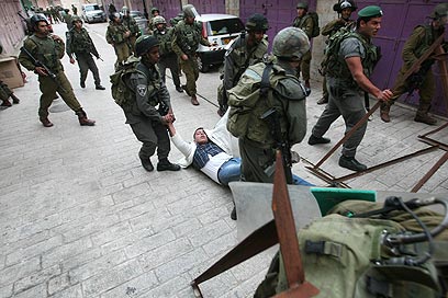 הפינוי במהומה בחברון אתמול (צילום: AFP) (צילום: AFP)