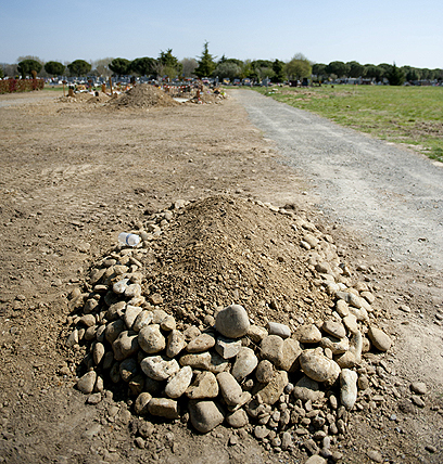 רצח אנשים בגלל אכזבתו מפרידתו מארוסתו? קברו של מראח (צילום: MCT) (צילום: MCT)