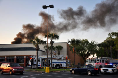 פגע בגג המבנה ועלה בלהבות. זירת התאונה בדילנד, פלורידה (צילום: AP) (צילום: AP)