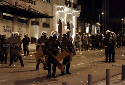 כוחות הביטחון הגיבו בגז מדמיע ורימוני הלם. אתונה, הלילה (צילום: AFP) (צילום: AFP)
