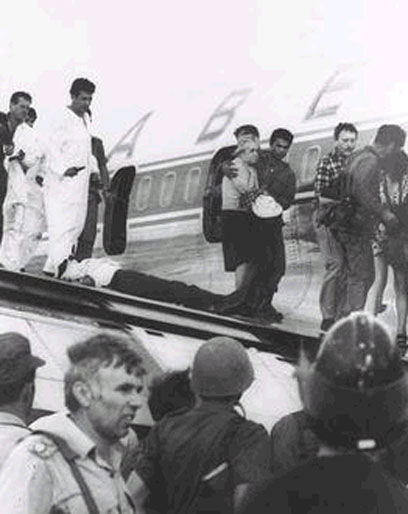 אהוד ברק (שני משמאל) במבצע לשחרור החטופים (צילום: רון אילן, לע"מ) (צילום: רון אילן, לע