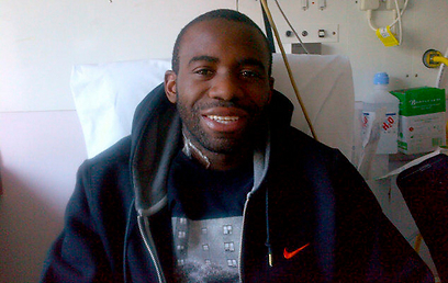 מוואמבה מחייך, בבית החולים (צילום: רויטרס) (צילום: רויטרס)