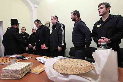 אסירים יהודים ברוסיה נפגשו לקראת החג עם רב בבית הכלא (צילום: EPA) (צילום: EPA)