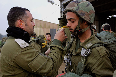 הצנחן מספר 1. רס"ב נרדי מכין חייל לצניחה (צילום: אליעד לוי) (צילום: אליעד לוי)