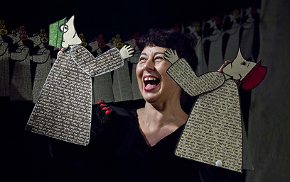 גליה לוי-גרד ובובות הנייר ב"חכמים בלילה" (צילום: כפיר בולוטין) (צילום: כפיר בולוטין)