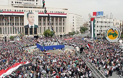 הפגנת התמיכה באסד בדמשק (צילום: AP) (צילום: AP)