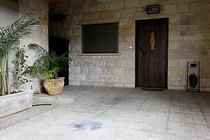 סימני הפיצוץ ליד דלת הבית (צילום: אבישג שאר-ישוב) (צילום: אבישג שאר-ישוב)