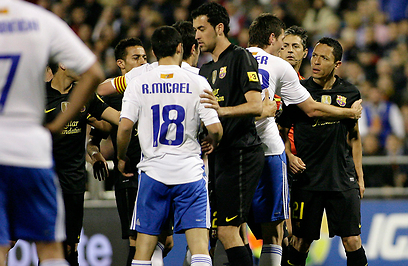 אדריאנו ובוסקטס בעימות עם אדם פינטר ושחקני סראגוסה (צילום: AP) (צילום: AP)