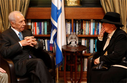 Peres with Ester Pollard (Archive photo: Ori Lench/ Flash 90)