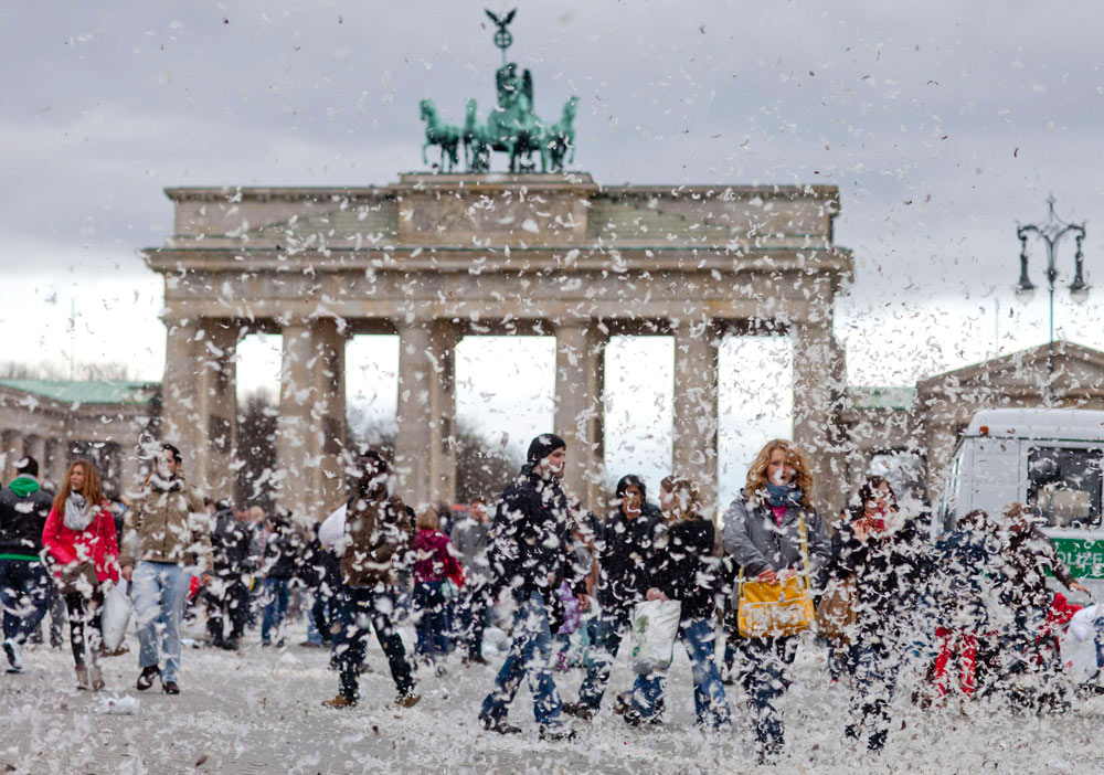 לא מצאו כרית נוחה? מלחמת כריות בברלין (צילום: רויטרס) (צילום: רויטרס)