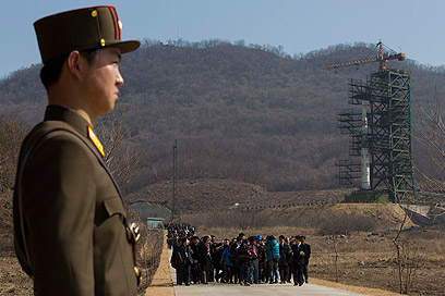 חייל צפון קוריאני ליד הטיל ששיגורו כשל (צילום: AP) (צילום: AP)