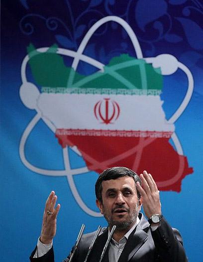 אחמדינג'אד נואם היום ב"יום הגרעין הלאומי" באיראן (צילום: EPA) (צילום: EPA)