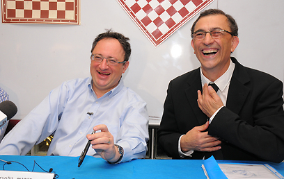 בוריס גלפנד (משמאל) ויו"ר האיגוד הישראלי לשחמט משה שליו במסיבת העיתונאים (צילום: גבריאל בוטייל) (צילום: גבריאל בוטייל)