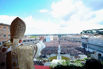 האפיפיור ונאמניו בוותיקן (צילום: רויטרס) (צילום: רויטרס)