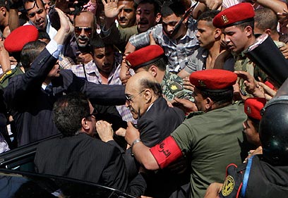 סולימאן מוקף בשומרי ראש (צילום: AP) (צילום: AP)