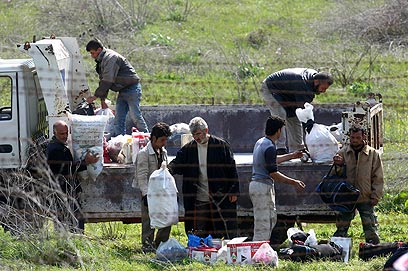 פליטים מסוריה חוצים את הגבול (צילום: AFP) (צילום: AFP)