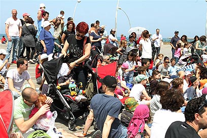הורים וילדים בנמל תל-אביב, היום (צילום: עופר עמרם) (צילום: עופר עמרם)