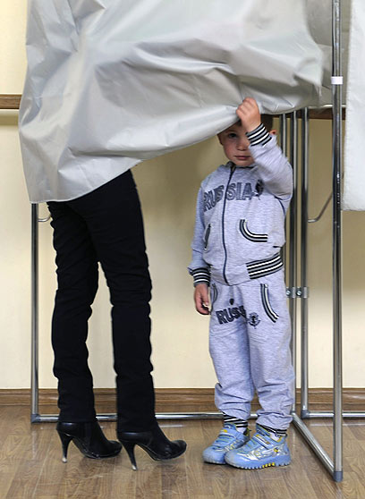 ברור למי אמא שלו הצביעה. ילד בטרנינג עם הכיתוב "רוסיה" עליו (צילום: AFP) (צילום: AFP)