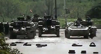 למרות ההסכם, לא יצאו מן הערים. טנקים סוריים בחומס (צילום: AFP, YOUTUBE) (צילום: AFP, YOUTUBE)