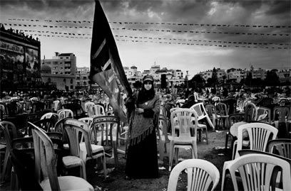 14 בדצמבר, 2009. אסיפה לציון יום השנה ה-22 להקמת חמאס. נשים מילאו תפקיד מכריע בבחירת חמאס ב-2006. לעתים קרובות הן נקראות "צבא הנשים של חמאס" (צילום: פרדריק סוטרו) (צילום: פרדריק סוטרו)