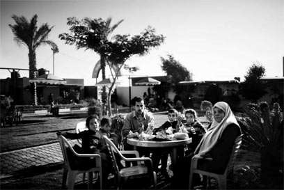 פארק אל-נור שייך לחמאס ושמור למשפחות השהידים. הוא נבנה בשטח ההתנחלות נצרים. חזים, בן 32, מבלה עם משפחתו את החג (צילום: פרדריק סוטרו) (צילום: פרדריק סוטרו)