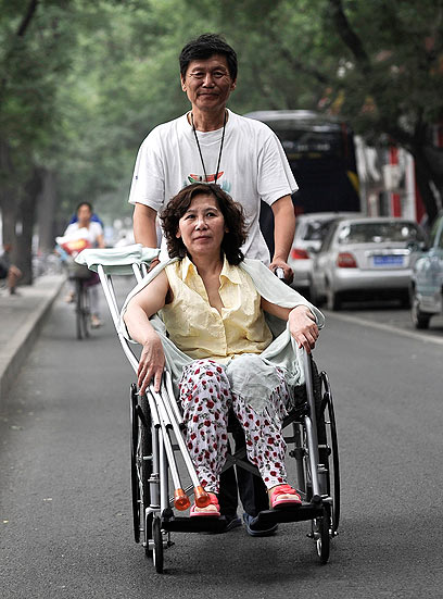 "מענישים אותנו כי עזרנו לאנשים שפונו מבתיהם". ני ובעלה דונג ג'יצ'ין  (צילום: AP) (צילום: AP)