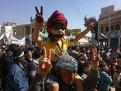 שנה של התקוממות עממית. הפגנה נגד אסד בביניש (צילום: AFP) (צילום: AFP)