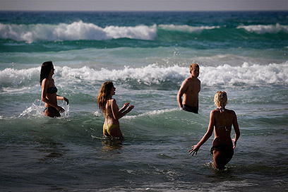 "יש פה מישהו מבת ים?". המבלים בחוף, היום (צילום: ירון ברנר) (צילום: ירון ברנר)