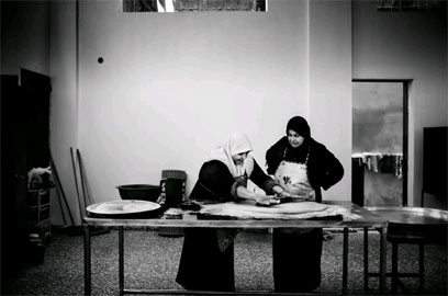 נשים לומדות להכין פיצה ועוגות למכירה במרכז הכשרה לנשים גרושות (צילום: פרדריק סוטרו) (צילום: פרדריק סוטרו)