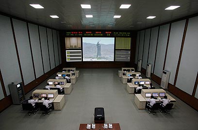 מרכז השליטה בלוויינים, היום (צילום: רויטרס) (צילום: רויטרס)