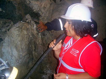 הש לענייני נשים בפרו משוחחת עם הכורים דרך צינור (צילום: רויטרס) (צילום: רויטרס)