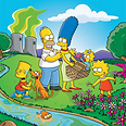 משפחת סימפסון. מזהים את העיירה מאחור?     