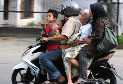משפחה מתפנה מביתה שבאינדונזיה (צילום: רויטרס) (צילום: רויטרס)