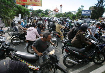 מתרחקים מאזור הרעש באינדונזיה (צילום: רויטרס) (צילום: רויטרס)