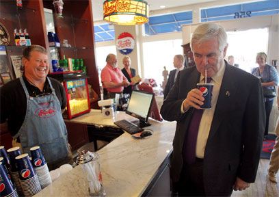 היה לו כסף לשלם עבור כוס השתייה? גינגריץ' (צילום: AP) (צילום: AP)