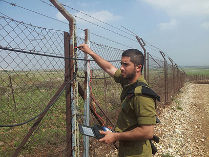 חייל עוסק בתיקון הגדר (צילום: יואב זיתון) (צילום: יואב זיתון)